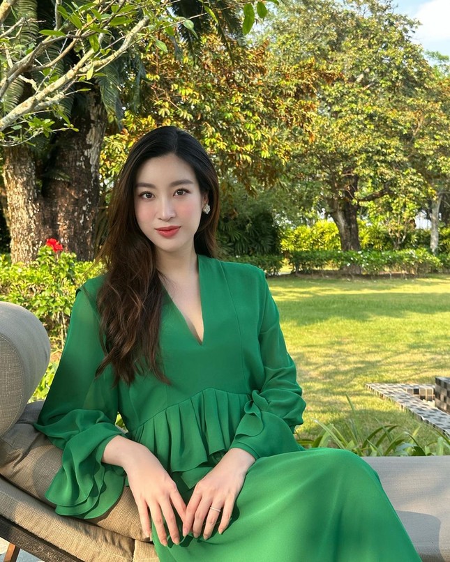Hoa hậu Đỗ Mỹ Linh lộ ảnh đi ăn tiệm, riêng bộ váy đã chứng minh cho tin đồn?-1