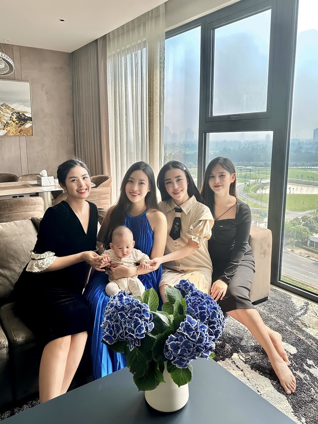 Hoa hậu Đỗ Mỹ Linh lộ ảnh đi ăn tiệm, riêng bộ váy đã chứng minh cho tin đồn?-2