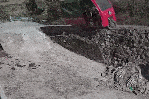 Đi lùi xuống dốc, tài xế bị xe ba gác lật nghiêng đè trúng