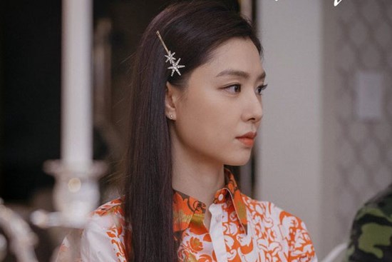 Chồng cũ đi vắng, tôi đưa con về thăm bà nội, thấy lọ nước hoa trên bàn mà lặng người