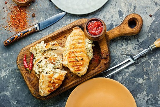 Món ức gà nhồi phô mai nổi tiếng của Thụy Sĩ