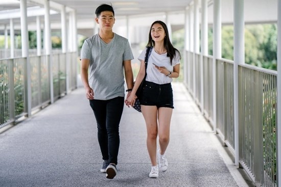 Con gái bỏ học để hẹn hò với bạn trai, mẹ lên mạng xin lời khuyên