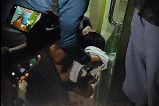 Chồng rủ hàng chục người thân và bạn bè cùng đi bắt gian, vợ và tình nhân tá hỏa che đậy