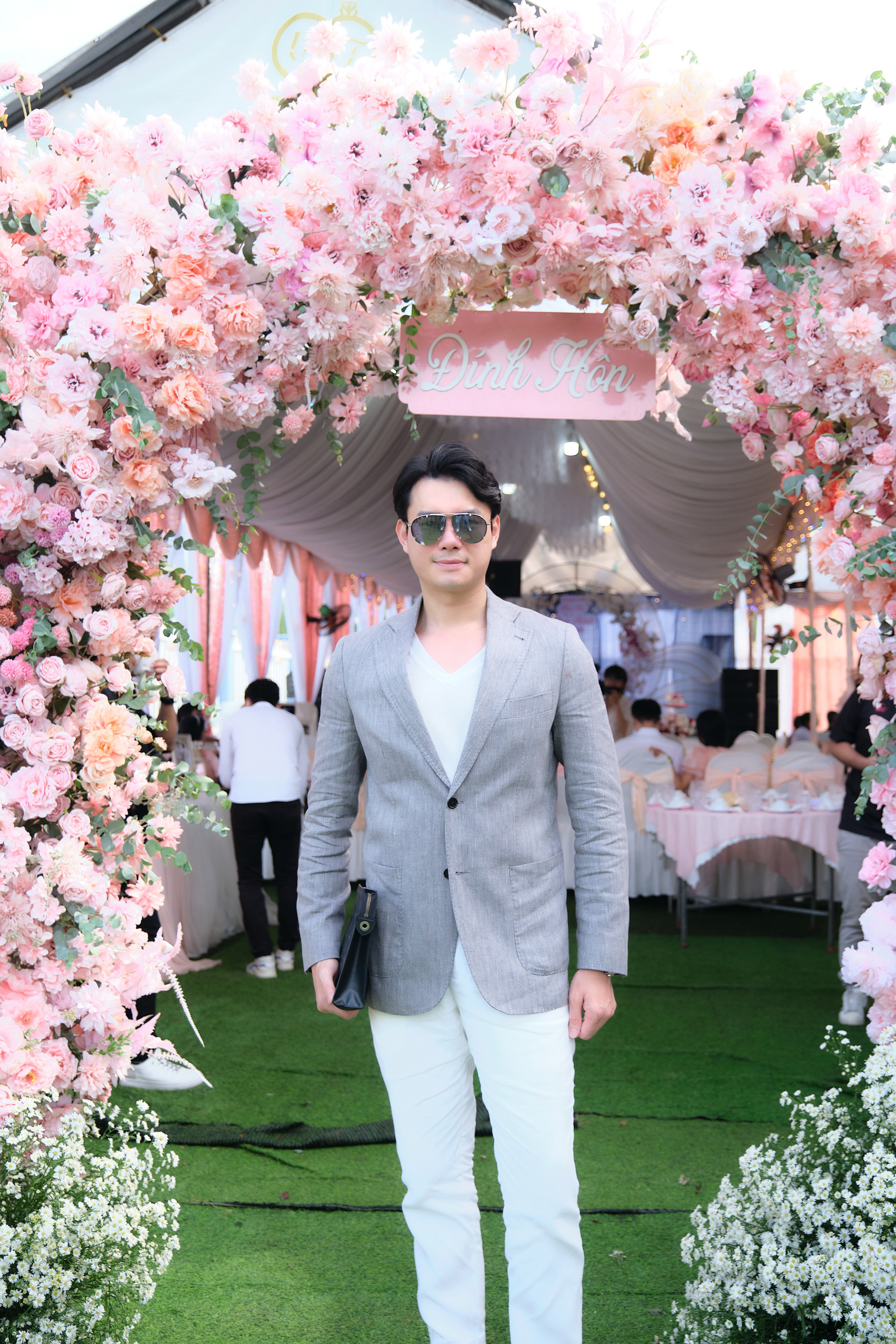 Dàn sao dự ăn hỏi diễn viên Gino Tống, cô dâu được tặng hơn 20 cây vàng-1