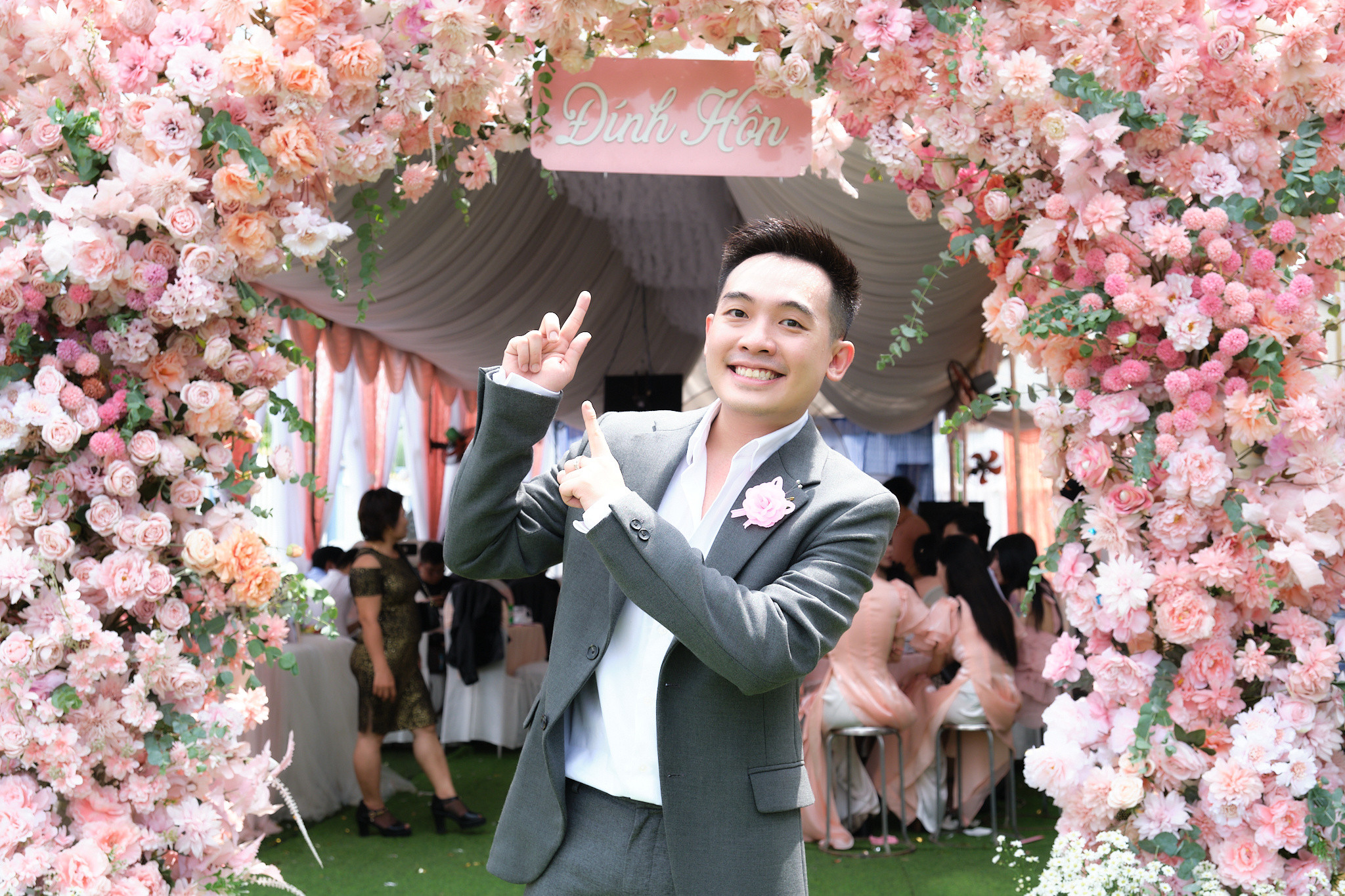 Dàn sao dự ăn hỏi diễn viên Gino Tống, cô dâu được tặng hơn 20 cây vàng-3