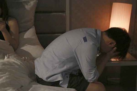 Lao vào nhà nghỉ bắt vợ ngoại tình, chồng độn thổ xin lỗi