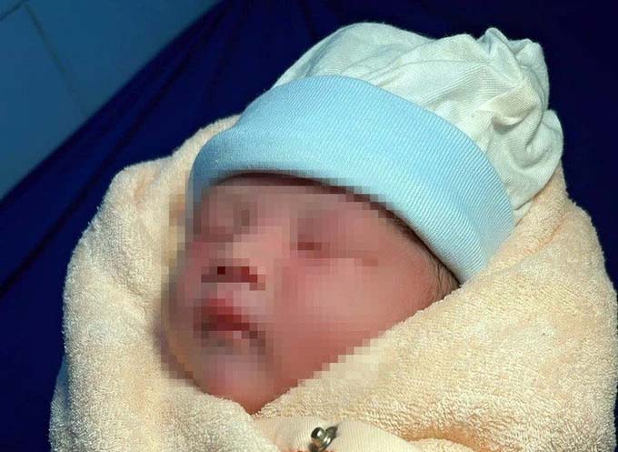 Bé trai 3,2kg được để trong bao đựng gạo trước nhà vệ sinh ở Đồng Nai-1