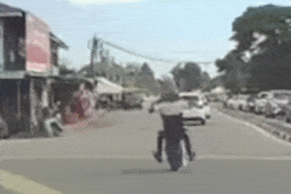 Clip: Bốc đầu xe trên phố, nam thanh niên nhận ngay kết đắng