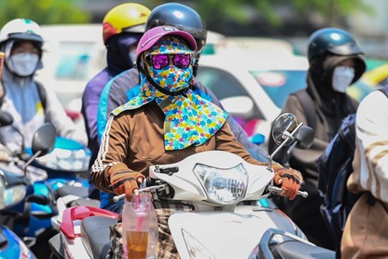 Vừa đi ngoài nắng, về nhà bật quạt ngay có gây ra đột quỵ?