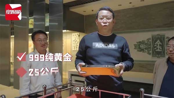 Thử thách nâng vàng 25 kg bằng một tay ở thủ phủ vàng Trung Quốc-2