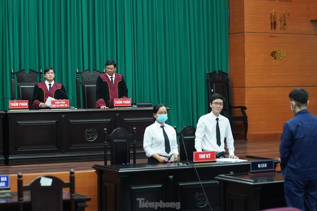 Người dân bức xúc đấm vào ảnh của cha đẻ bé Vân An-19