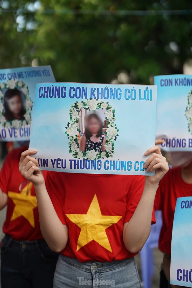 Người dân bức xúc đấm vào ảnh của cha đẻ bé Vân An-10