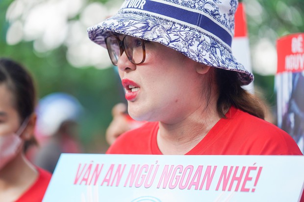 Người dân bức xúc đấm vào ảnh của cha đẻ bé Vân An-8