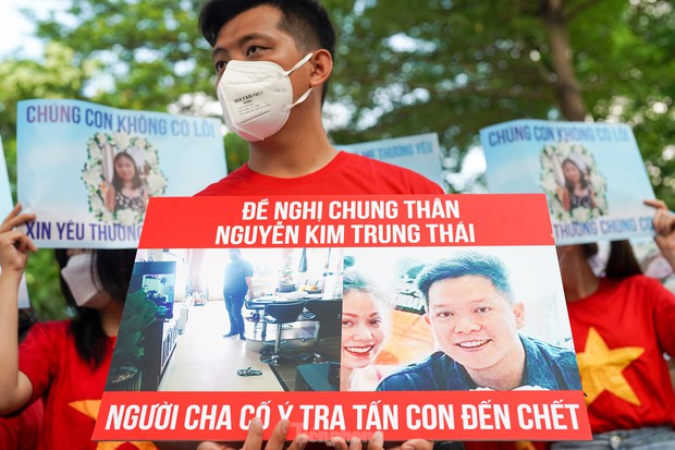 Người dân bức xúc đấm vào ảnh của cha đẻ bé Vân An-7