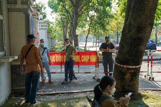 Người dân bức xúc đấm vào ảnh của cha đẻ bé Vân An-5