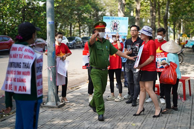 Người dân bức xúc đấm vào ảnh của cha đẻ bé Vân An-4