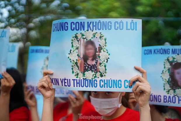 Người dân bức xúc đấm vào ảnh của cha đẻ bé Vân An-2