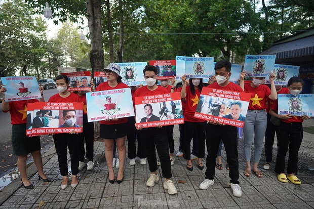 Người dân bức xúc đấm vào ảnh của cha đẻ bé Vân An-1