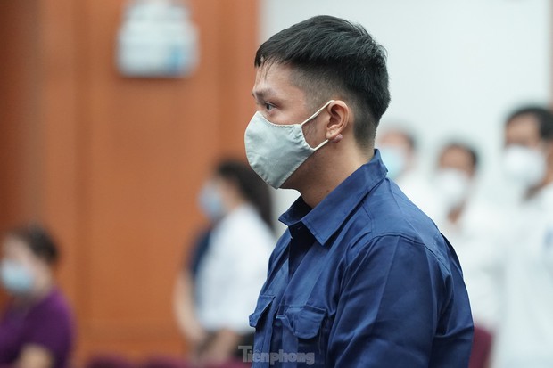 Người dân bức xúc đấm vào ảnh của cha đẻ bé Vân An-18