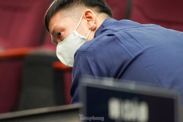 Người dân bức xúc đấm vào ảnh của cha đẻ bé Vân An-17