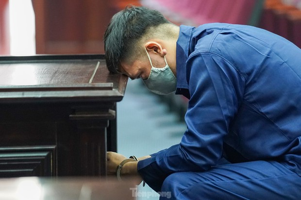 Người dân bức xúc đấm vào ảnh của cha đẻ bé Vân An-16