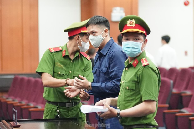 Người dân bức xúc đấm vào ảnh của cha đẻ bé Vân An-15