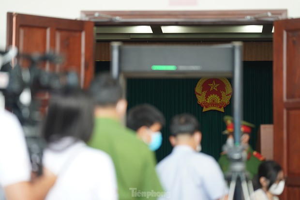 Người dân bức xúc đấm vào ảnh của cha đẻ bé Vân An-14