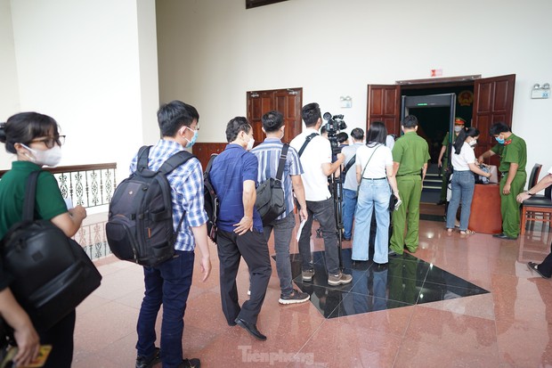 Người dân bức xúc đấm vào ảnh của cha đẻ bé Vân An-13