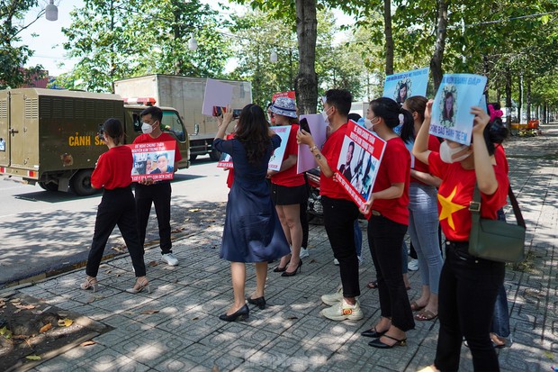 Người dân bức xúc đấm vào ảnh của cha đẻ bé Vân An-12