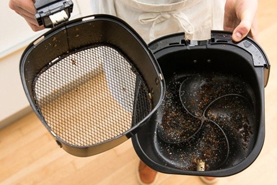 Cách làm sạch nồi chiên không dầu một lần là sạch bong như mới với nguyên liệu rất quen thuộc