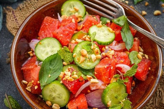 Làm salad dưa hấu kiểu Thái ngon miệng vào hè