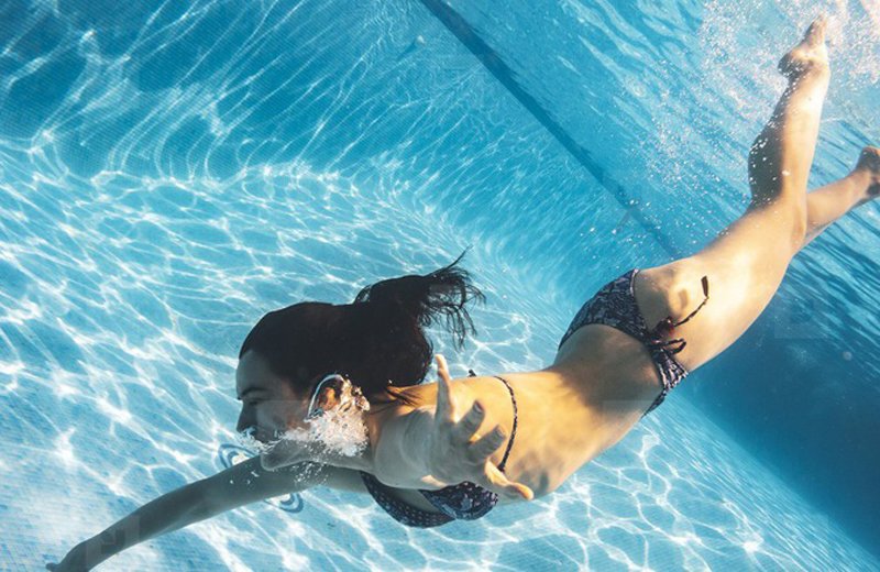 Đi bơi mùa hè: Chuyên gia khuyến cáo cách bảo vệ da và tóc-1