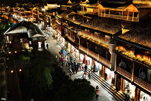 Cảnh trái ngược ở Phượng Hoàng cổ trấn-2