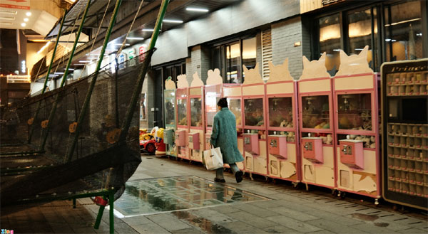 Cảnh trái ngược ở Phượng Hoàng cổ trấn-11