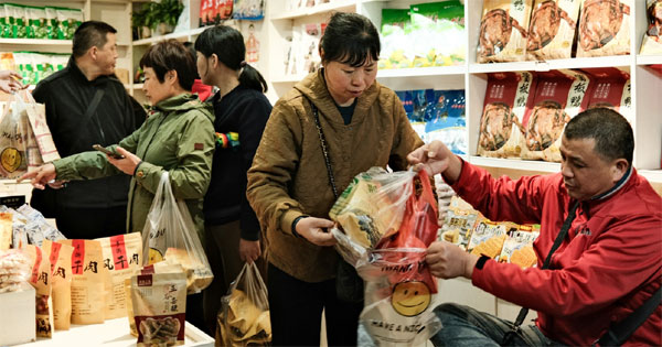 Cảnh trái ngược ở Phượng Hoàng cổ trấn-5