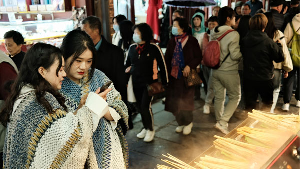 Cảnh trái ngược ở Phượng Hoàng cổ trấn-6