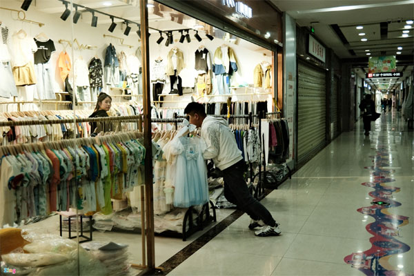 Cảnh trái ngược ở Phượng Hoàng cổ trấn-8