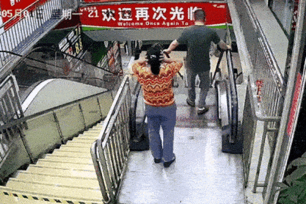 Người đàn ông suýt gây họa với hành động khó hiểu khi đi thang cuốn