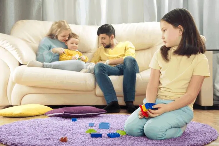 Con gái 7 tuổi vô tình làm rơi vỡ lọ hoa, phản ứng tiêu cực của người mẹ-1