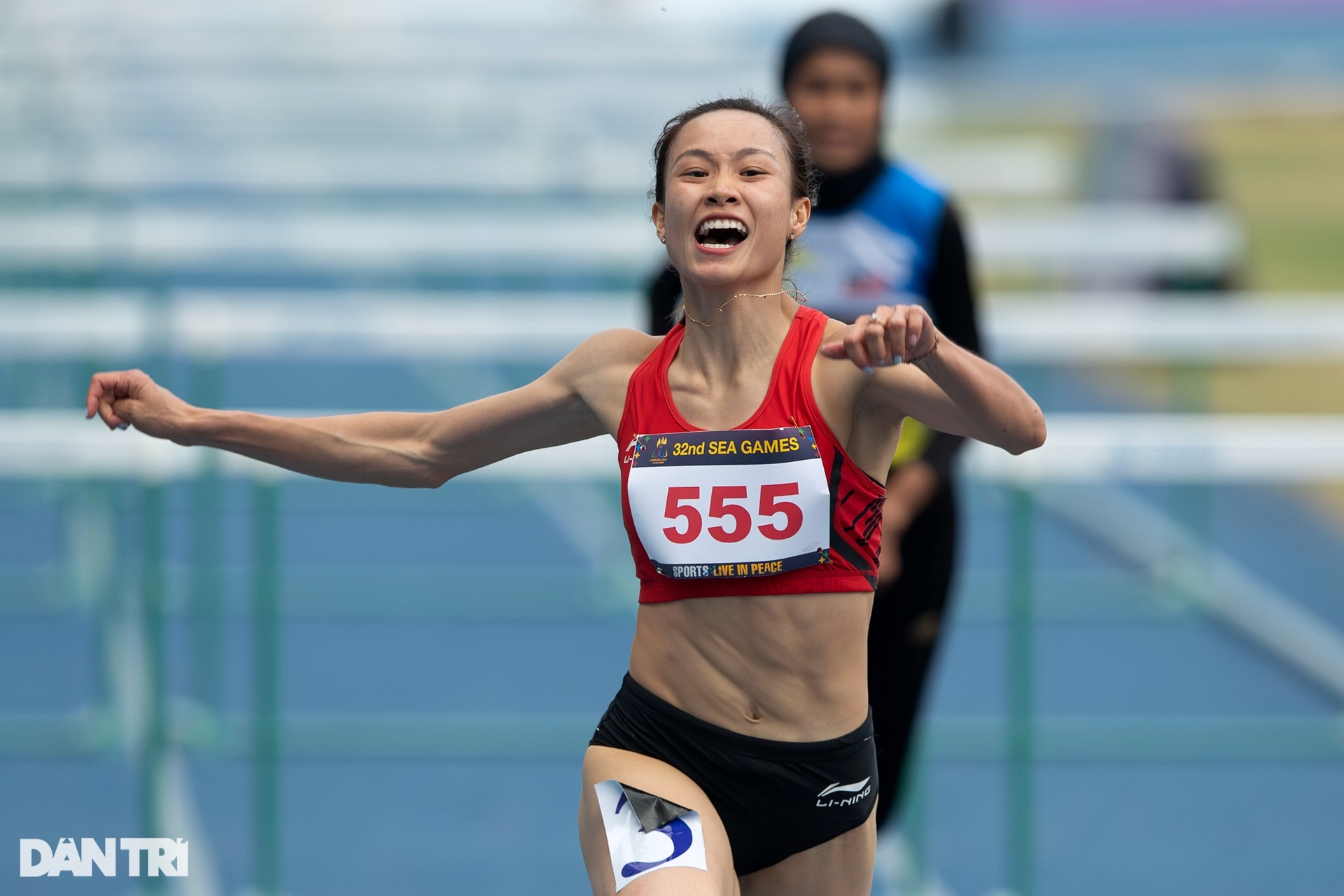 Khoảnh khắc hoa khôi điền kinh bật khóc trong lần đầu giành HCV SEA Games-2