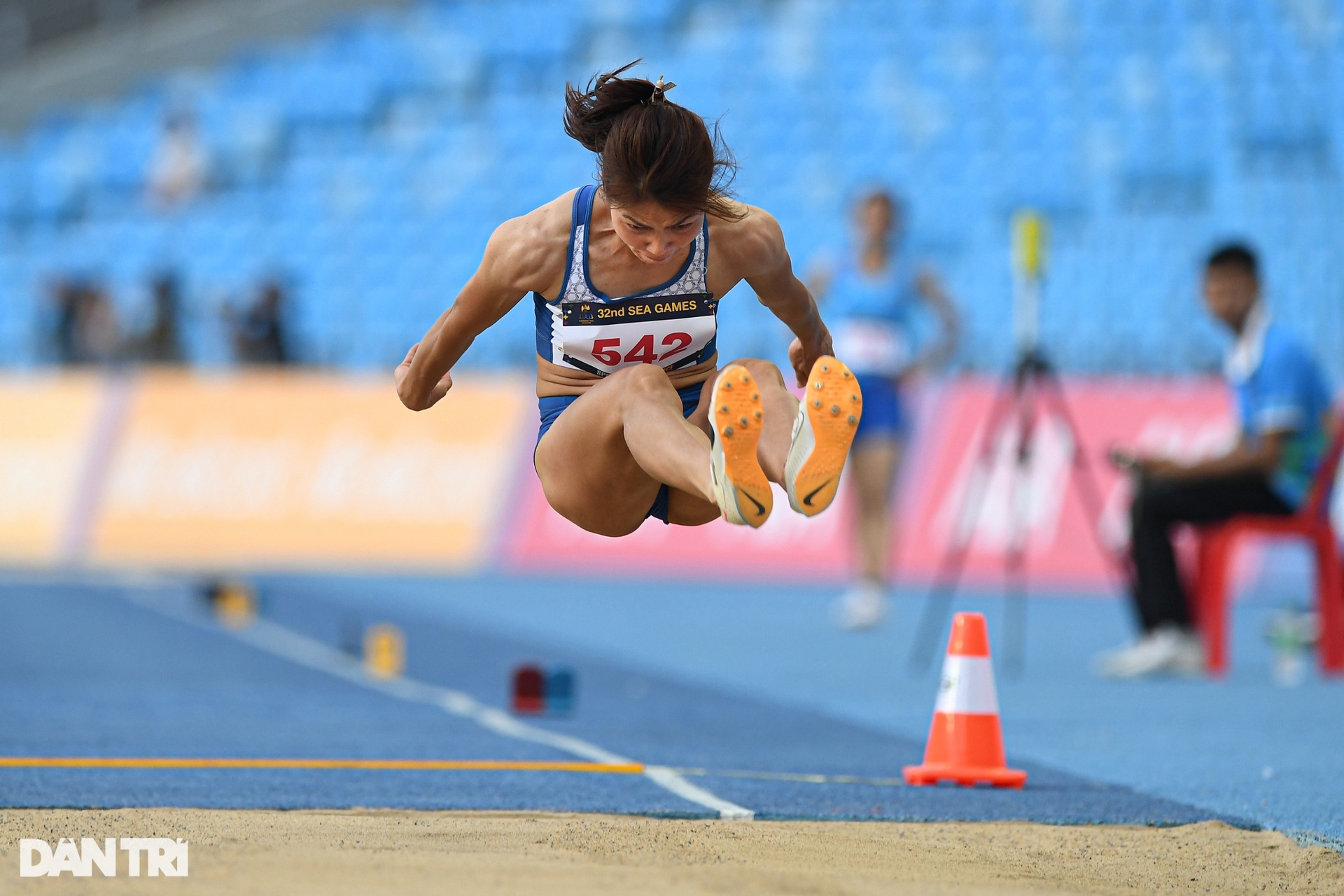 Khoảnh khắc hoa khôi điền kinh bật khóc trong lần đầu giành HCV SEA Games-9