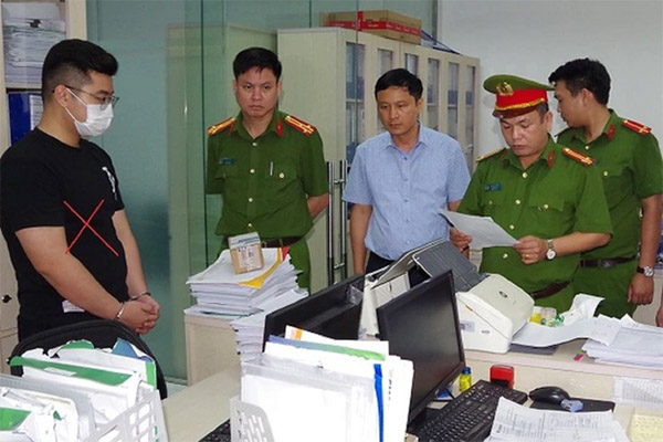 Người đàn ông vay tín dụng 519 triệu đồng rồi qua đời, 4 năm sau vợ và con trai bị ngân hàng đòi nợ-2