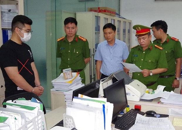 Nhân viên ngân hàng cho vay tín dụng đen thuê giang hồ ném chất bẩn để siết nợ-1