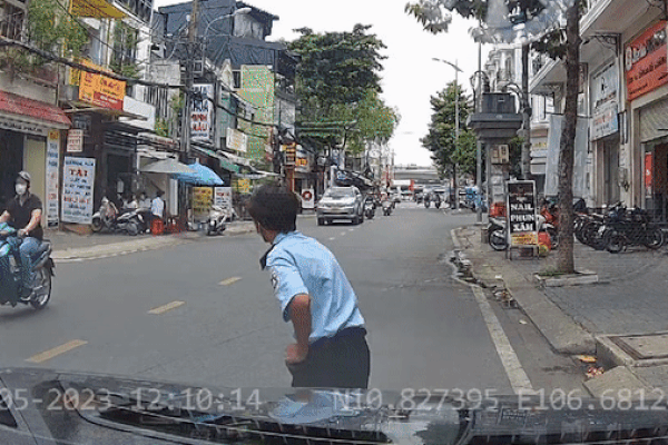 Tài xế xe máy ngã trước ôtô vì người đi bộ sang đường thiếu quan sát