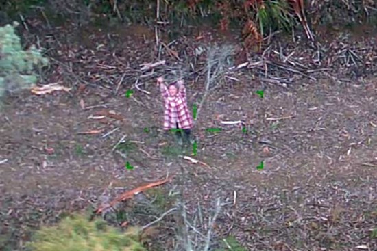 Mắc kẹt trong rừng 5 ngày, người phụ nữ sống sót thần kỳ nhờ vài gói bim bim và kẹo mút, đặc biệt còn làm một điều để cảnh sát dễ tìm ra vị trí