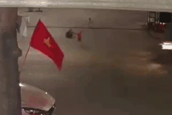 Clip: Đứa trẻ đột ngột lao qua đường và cảnh tượng 