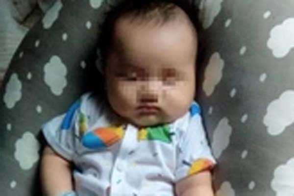 Bé gái khoảng 1 tháng tuổi bị bỏ rơi trong sán chùa cùng lời nhắn-2