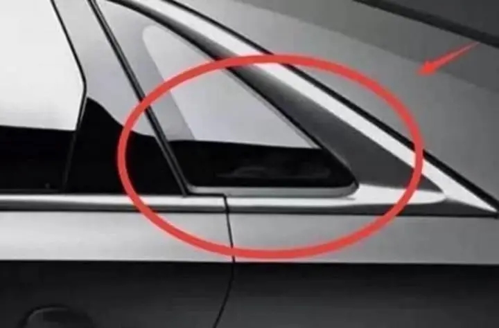 Khung cửa kính tam giác cố định phía sau hông xe ô tô có tác dụng gì?-1