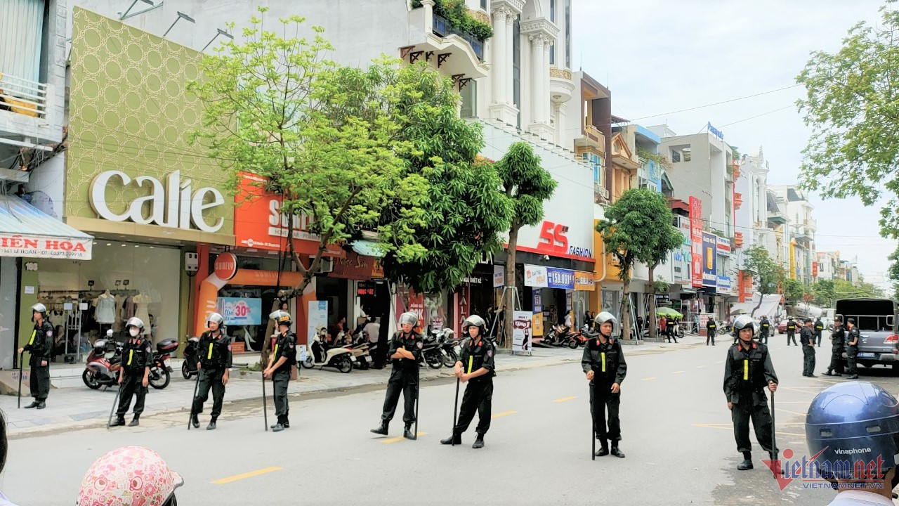 Nhiều cảnh sát chốt chặn trước nhà trùm giang hồ Tuấn ‘thần đèn’ ở Thanh Hoá-1