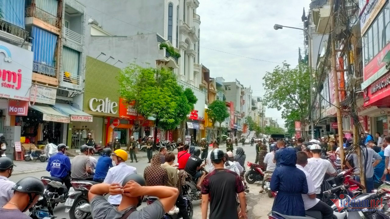 Nhiều cảnh sát chốt chặn trước nhà trùm giang hồ Tuấn ‘thần đèn’ ở Thanh Hoá-4